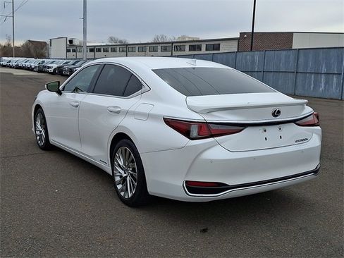 Used 2022 Lexus ES 300h w/ Accessory Package image 4