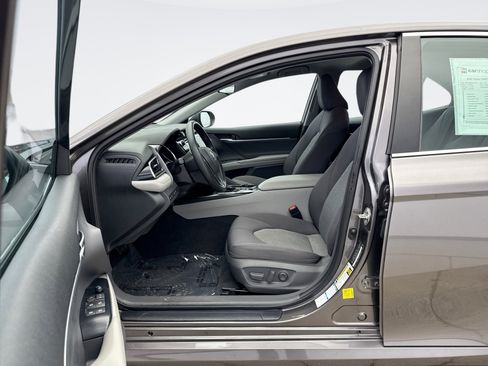 Used 2020 Toyota Camry LE image 10