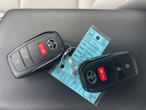 Used 2024 Toyota Prius XLE image 40