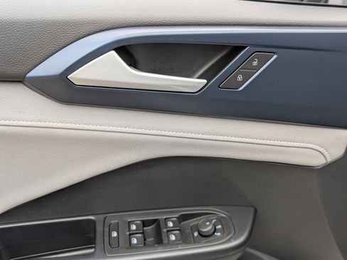 Used 2024 Volkswagen Taos SE w/ Panoramic Sunroof Package image 16