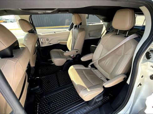Used 2021 Toyota Sienna XLE image 18