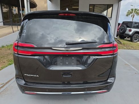 Certified 2024 Chrysler Pacifica Touring-L image 4