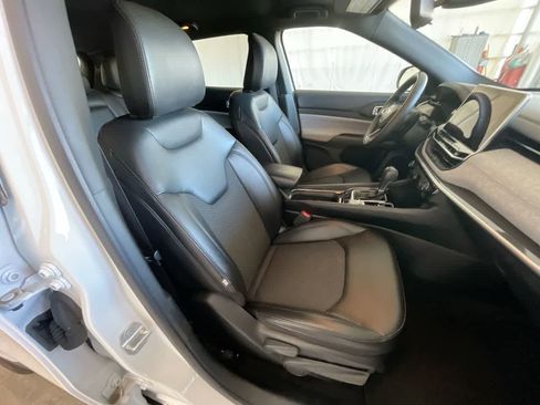 Used 2024 Jeep Compass Latitude image 24