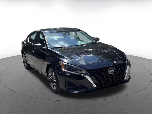 Used 2025 Nissan Altima 2.5 SV FWD image 3