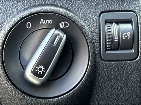 Used 2016 Volkswagen Tiguan S image 9