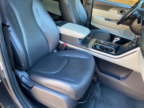 Used 2022 Kia Carnival LX FWD image 53