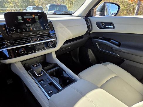 Certified 2025 Nissan Pathfinder SL image 14