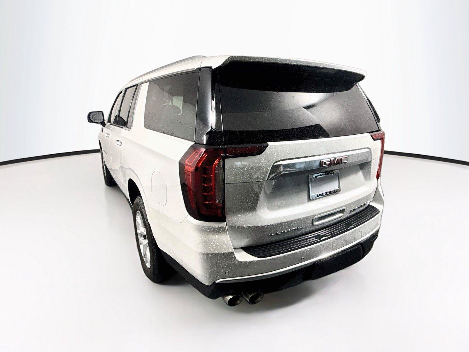 Used 2022 GMC Yukon XL Denali w/ Denali Ultimate Package AWD/4WD image 3