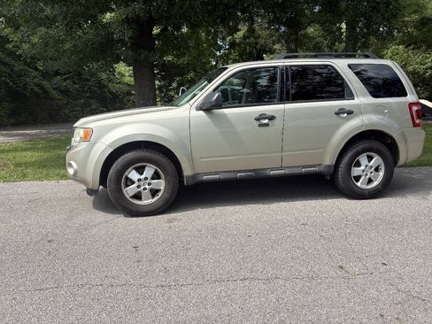 Used 2010 Ford Escape XLT FWD image 3