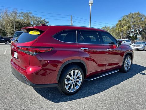 Used 2023 Toyota Highlander Limited image 3