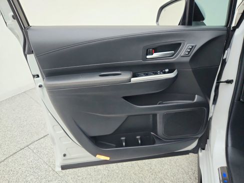 Used 2025 Toyota Sienna Limited FWD image 26