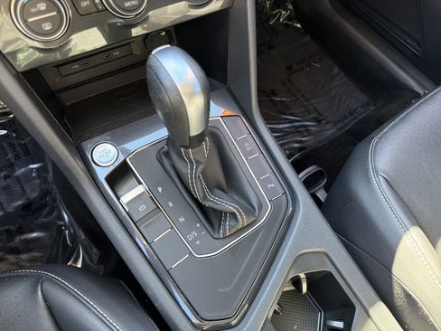 Used 2021 Volkswagen Tiguan SE image 29