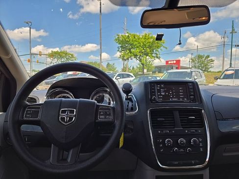 Used 2019 Dodge Grand Caravan SE FWD image 10