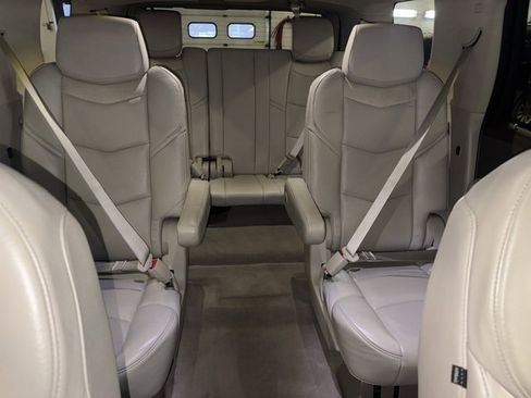 Used 2016 Cadillac Escalade Luxury image 29