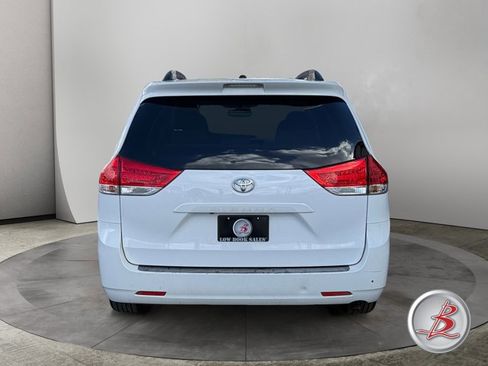 Used 2014 Toyota Sienna LE image 6