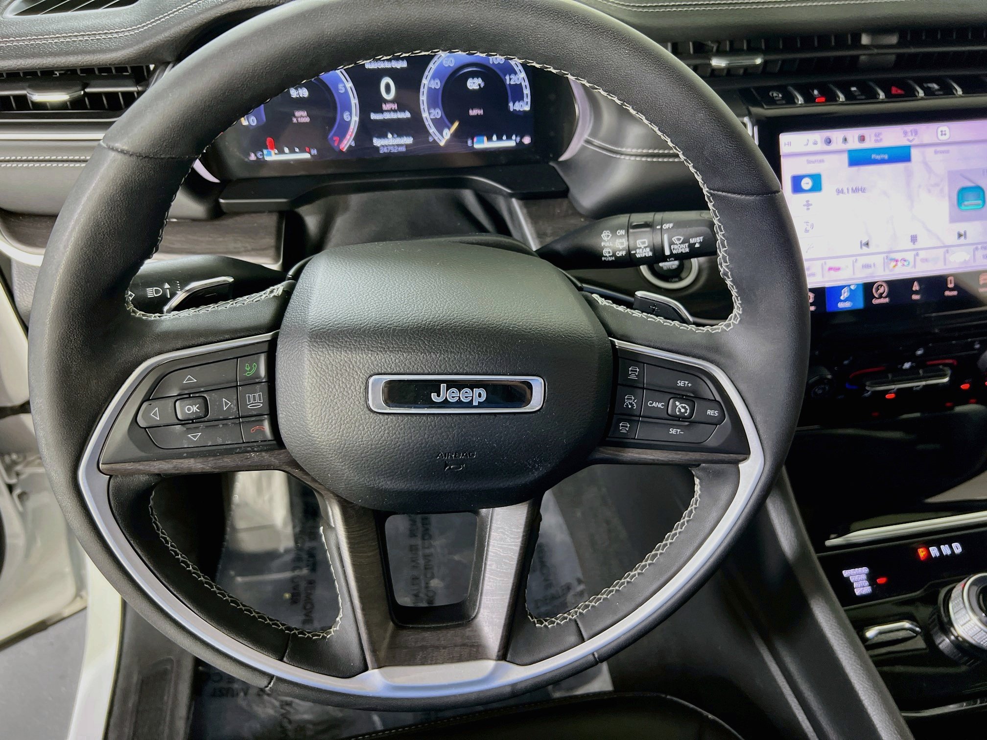 Used 2023 Jeep Grand Cherokee Limited AWD/4WD image 11