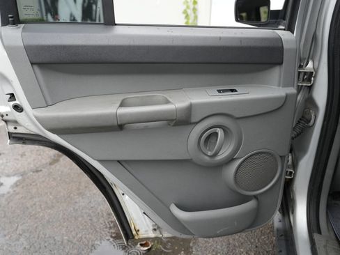 Used 2007 Jeep Commander Sport AWD/4WD image 23