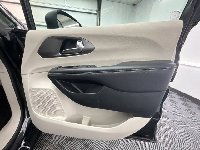 Used 2023 Chrysler Pacifica Touring-L FWD image 16