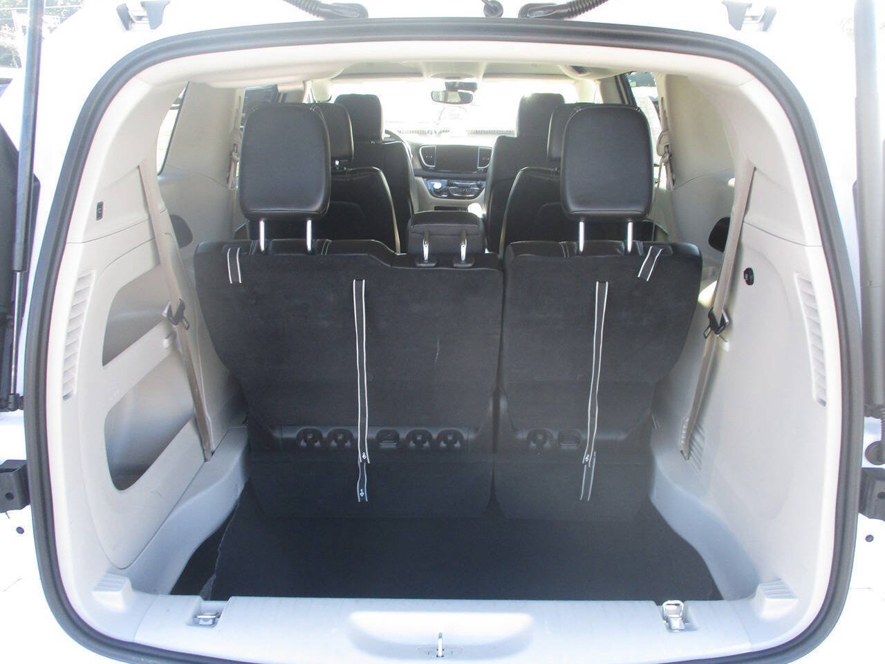Used 2023 Chrysler Pacifica Touring-L FWD image 13