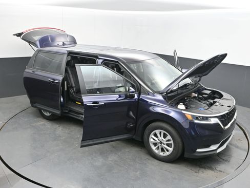 Used 2023 Kia Carnival LX image 37