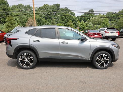 Used 2025 Chevrolet Trax RS FWD image 8