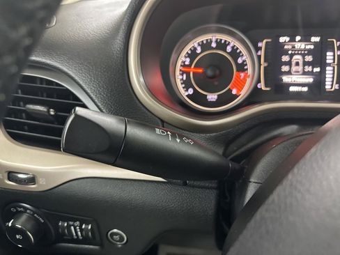 Used 2015 Jeep Cherokee Latitude w/ Comfort/Convenience Group image 36