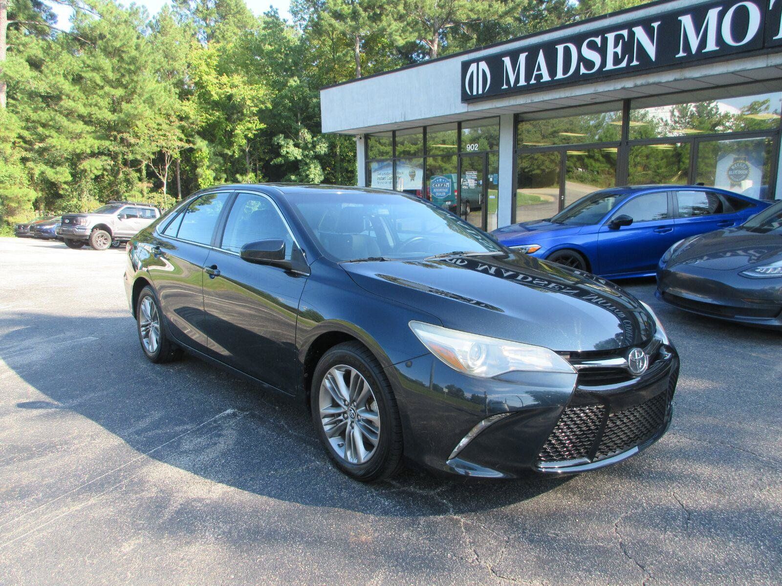 Used 2016 Toyota Camry SE w/ Moonroof Package FWD image 3