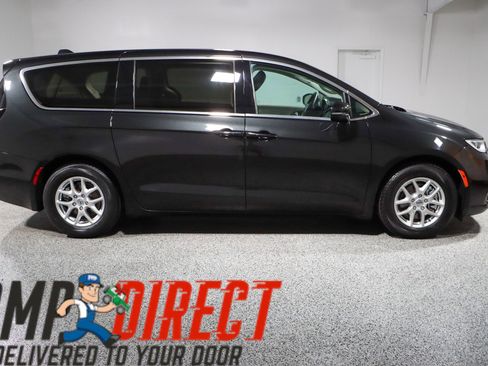 Used 2023 Chrysler Pacifica Touring-L FWD image 6