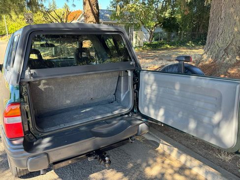 Used 2002 Chevrolet Tracker 4WD Convertible image 33