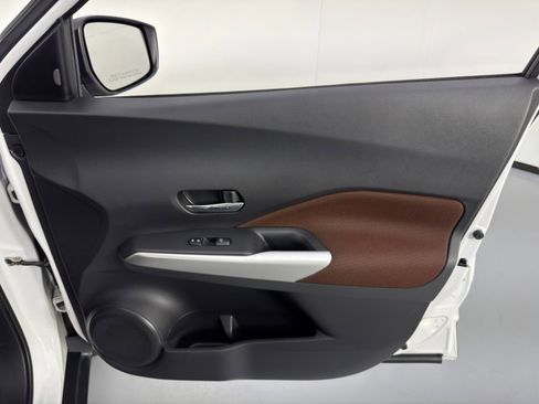 Used 2020 Nissan Kicks SR image 30