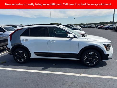 Certified 2023 Kia Niro Wave FWD image 3