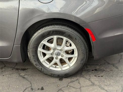 Used 2023 Chrysler Pacifica Touring-L image 4