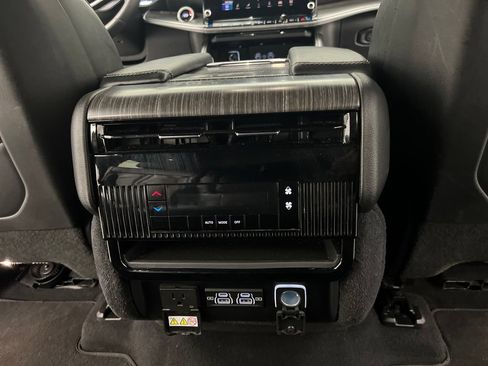 Used 2024 Jeep Wagoneer Series II w/ Flexible Seating Group RWD image 28