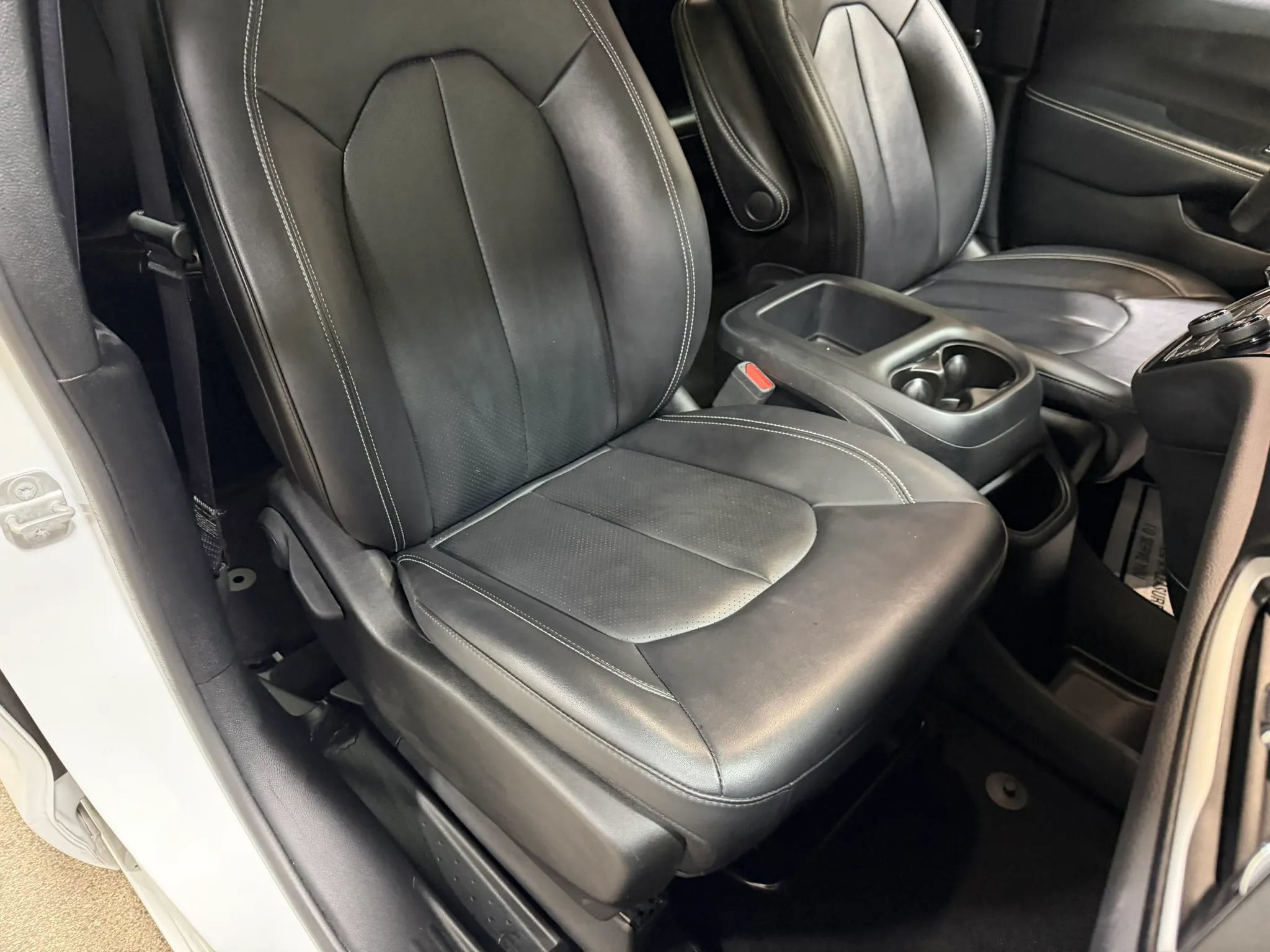 Used 2025 Chrysler Pacifica Select FWD image 41