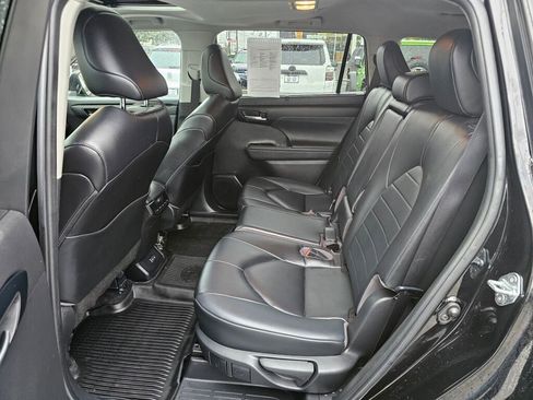 Used 2023 Toyota Highlander XLE image 14
