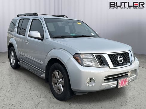 Used 2011 Nissan Pathfinder SV image 4