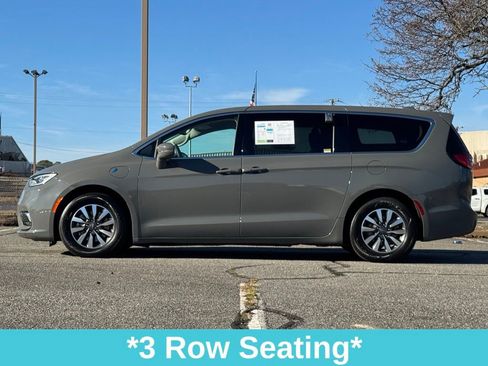 Used 2022 Chrysler Pacifica Touring-L image 6