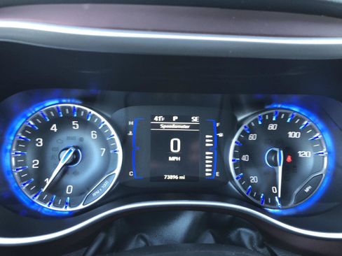 Used 2020 Chrysler Pacifica Touring-L image 14