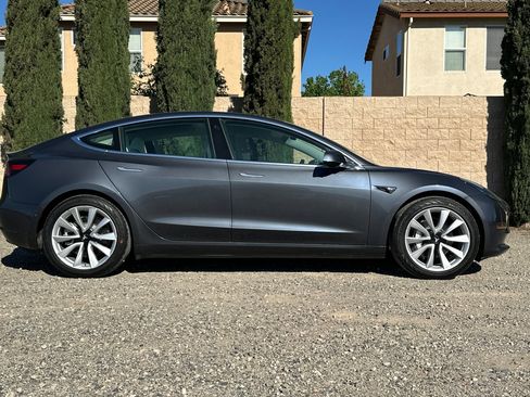 Used 2018 Tesla Model 3 image 3