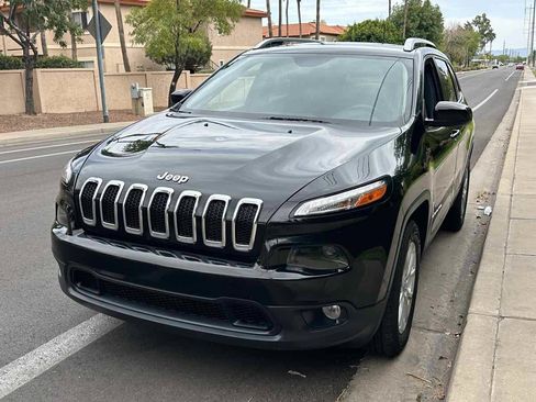 Used 2017 Jeep Cherokee Latitude w/ Cold Weather Group AWD/4WD image 4