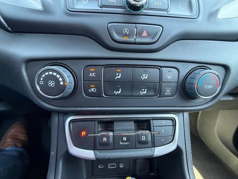 Used 2024 GMC Terrain SLE AWD/4WD image 30