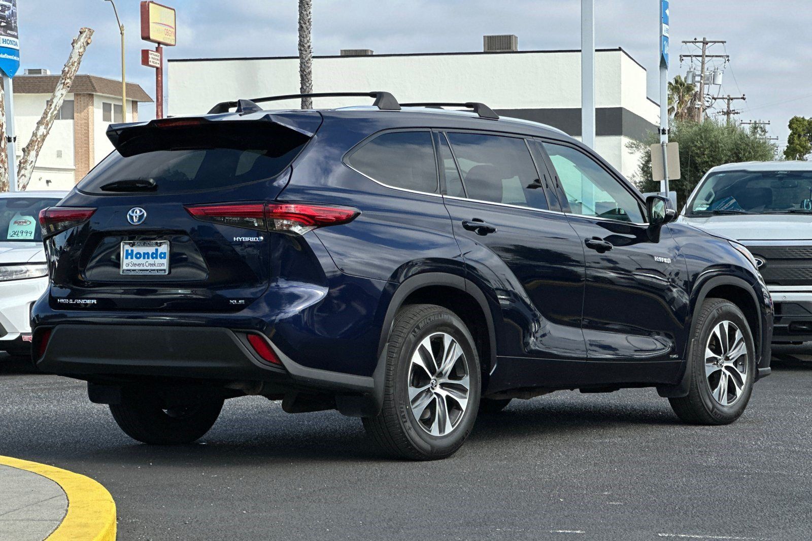 Used 2021 Toyota Highlander XLE AWD/4WD image 8