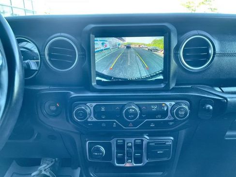 Used 2022 Jeep Wrangler Unlimited Sahara AWD/4WD image 14