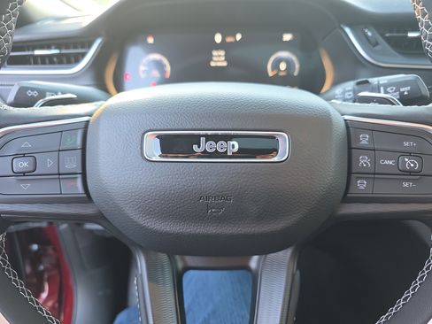 New 2025 Jeep Grand Cherokee Altitude image 9