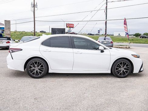 Used 2021 Toyota Camry SE FWD image 4