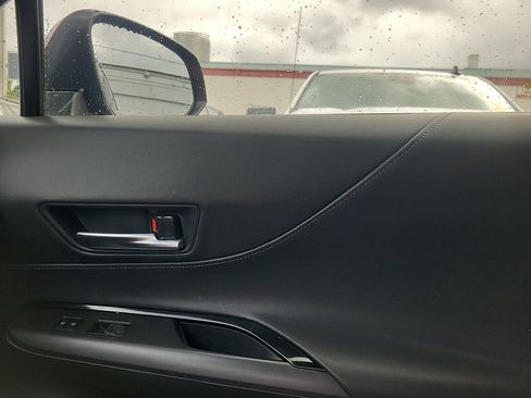 Used 2021 Toyota Venza LE image 34