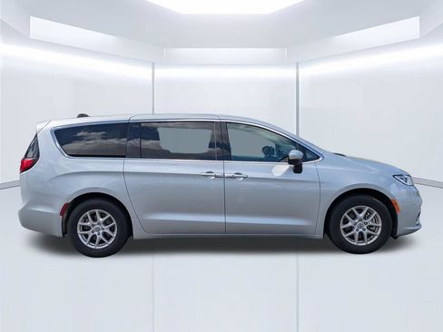 Used 2023 Chrysler Pacifica Touring-L FWD image 12