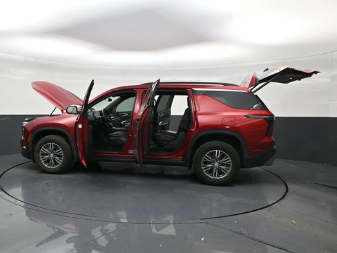 Used 2025 Chevrolet Traverse LT FWD image 30