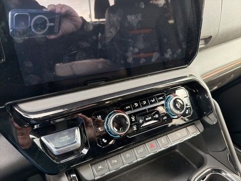 Used 2025 GMC Sierra 1500 AT4 image 24