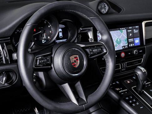 Certified 2025 Porsche Macan image 18